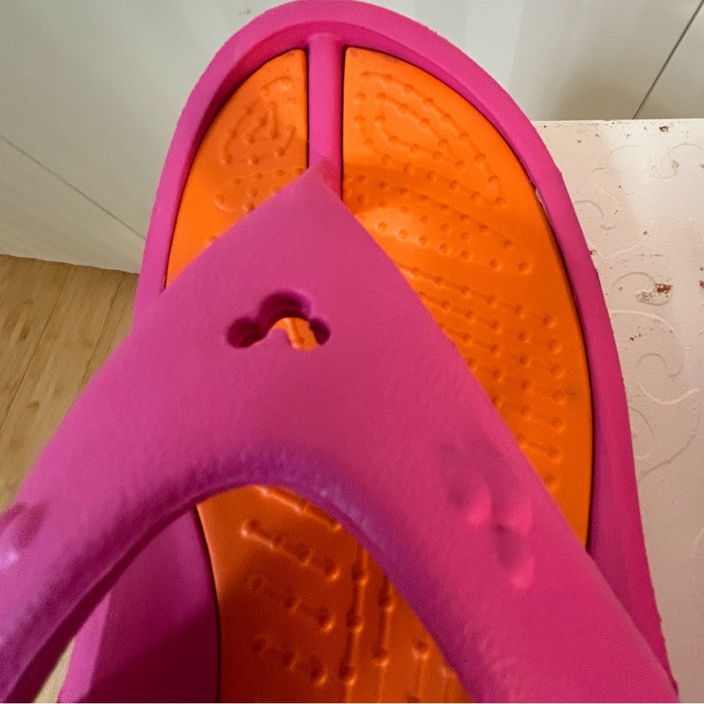 NWOT CROCS Athens Disney Pink Orange flip-flop sandals Ladies Size 9 (Men’s 7) - Picture 2 of 8